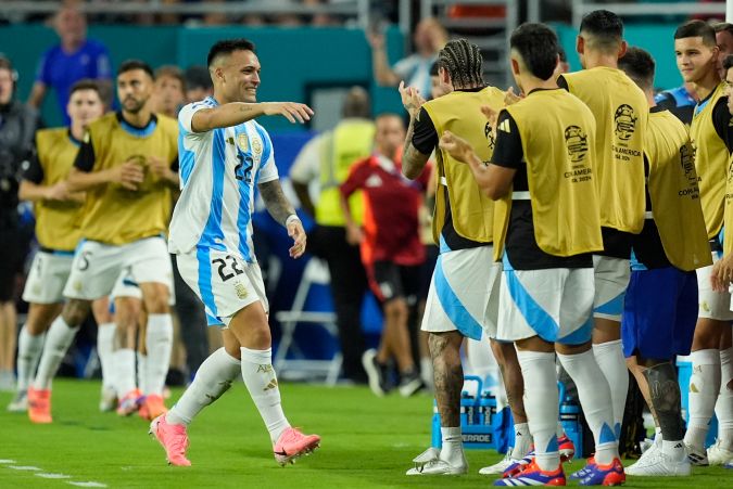 Lautaro Martínez celebrando con sus compañeros de la Selección de Argentina uno de sus goles en la victoria contra Perú en el cierre de la fase de grupos de la Copa América 2024.