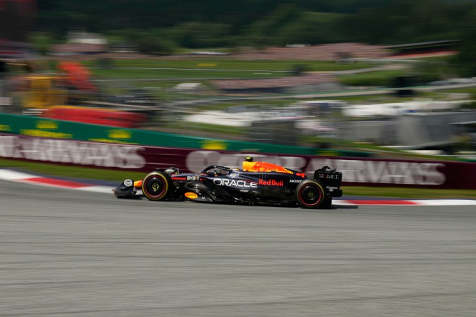 El mexicano Sergio "Checo" Pérez sigue sin poder subirse al podio, algo que hizo por última vez en el Gran Premio de China de mediados de abril.