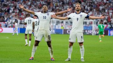 Jude Bellingham y Harry Kane festejando el primer gol de los ingleses en la remontada ante Eslovaquia.