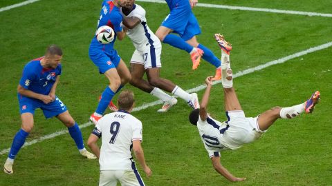 El momento de la impecable definición de Jude Bellingham para igualar el partido ante Eslovaquia.