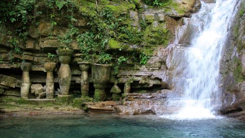 Cascada más alta china se ayuda de tubería, descubre turista