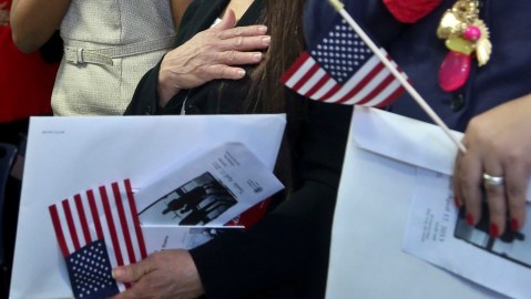 Demandan contra acción ejecutiva de Trump que busca invalidar la ciudadanía por derecho de nacimiento.