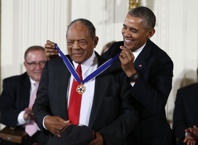 Willie Mays recibe de parte de Barack Obama la Medalla Presidencial de la Libertad en la Casa Blanca el 24 de noviembre de 2015.