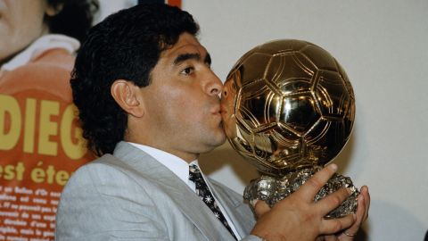 El argentino Diego Maradona besando un Balón de Oro honorífico que recibió en 1995 por los logros en su carrera como futbolista.