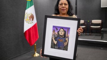 Ángela Andrade recibió un reconocimiento del Consulado de México en LA.