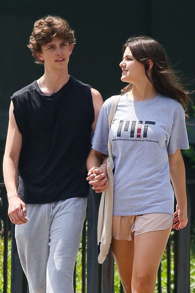 Photo © 2024 Backgrid/The Grosby Group
*PREMIUM EXCLUSIVE*
New York, June 20, 2024.
Suri Cruise was seen for the first time with her boyfriend, Toby Cohen sharing kisses and hugs during a romantic outing in Central Park.
***
Suri Cruise fue vista por primera vez con su novio, Toby Cohen compartiendo besos y abrazos durante una salida romántica en Central Park.