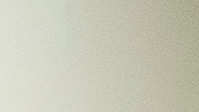 Frank Rivera muestra algunas de las joyas que vende en BSS Jewelry, en Corona.