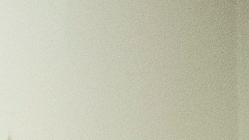 Frank Rivera muestra algunas de las joyas que vende en BSS Jewelry, en Corona.