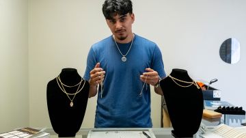 Frank Rivera muestra algunas de las joyas que vende en BSS Jewelry, en Corona.