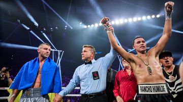 Momento en el que David Benavídez es declarado vencedor por decisión sobre Oleksandr Gvozdyk en el MGM Grand Garden de Las Vegas.