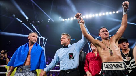 Momento en el que David Benavídez es declarado vencedor por decisión sobre Oleksandr Gvozdyk en el MGM Grand Garden de Las Vegas.