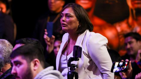 Lisa García, madre del boxeador Ryan García, en una conferencia de prensa de febrero de 2024 en Los Ángeles.