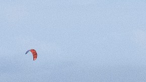 Angelinos se bañan en la playa de Long Beach.