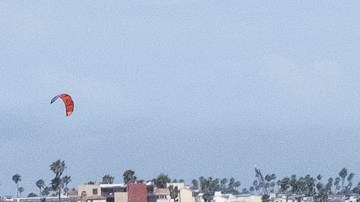 Angelinos se bañan en la playa de Long Beach.