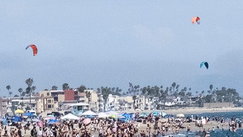 Angelinos se bañan en la playa de Long Beach.