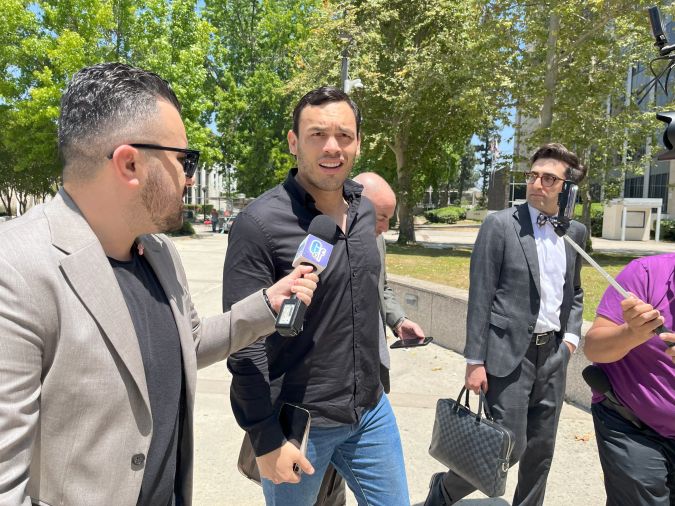 Chávez Jr. habló con los medios al salir de la corte.