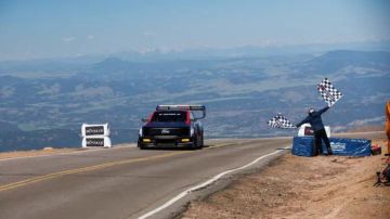El Ford F-150 Lightning SuperTruck se impuso en Pikes Peak 2024