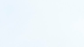 El director, Darryl Garris y Elías Cruz posan frente a la escuela Stella High Charter Academy en LA.