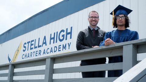 El director, Darryl Garris y Elías Cruz posan frente a la escuela Stella High Charter Academy en LA.