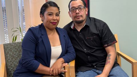 Brenda y Antonio Valle felices con el anuncio de la ampliación de la libertad condicional para ciertos inmigrantes en EE UU. (Fotos Chirla)