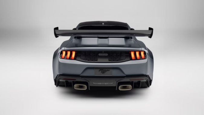 Ford Mustang GTD 2025 por detrás