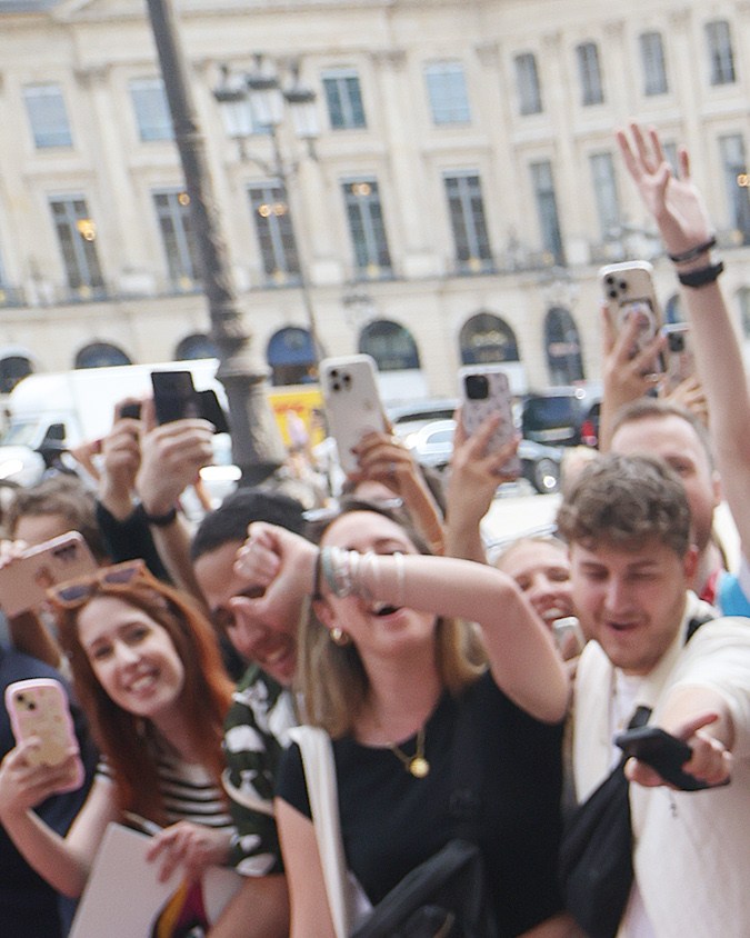 © 2024 Best Image/The Grosby Group 25 JUNE 2024 Paris, FRANCE - Katy Perry stuns in a red dress with a message on it as she greets her fans while arriving at a hotel in Paris during Fashion Week.*** Katy Perry sorprende con un vestido rojo con un mensaje mientras saluda a sus fans al llegar a un hotel en París durante la Semana de la Moda.