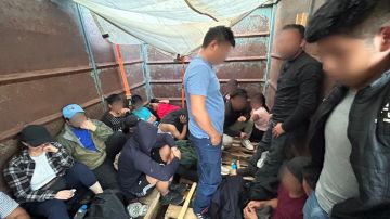 Autoridades en México rescatan a 63 migrantes encerrados en camión de carga bajo temperaturas de más de 100 grados