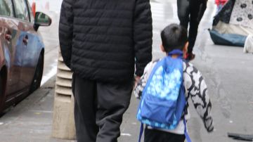 Un padre lleva a su hijo a la escuela en Skid Row.