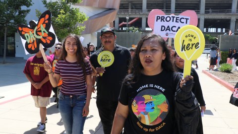 Lizeth Gallegos-Morán, de 22 años, una estudiante DACA desde 2016 marcha junto con sus padres: Gabriel Gallegos y Carolina Morán.