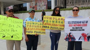 Un día antes del anuncio de Biden, inmigrantes se manifestaron en el centro de LA.