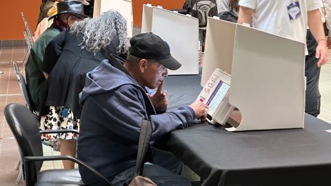 Un migrante vota en el Consulado de México en Los Ángeles.