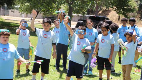 La algarabía de los niños latinos fue evidente durante su visita de excursión y aprendizaje al Griffith Park.