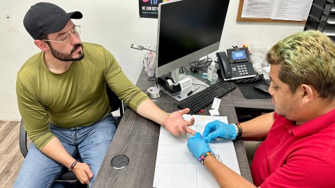 Daniel González se hace la prueba del VIH en la clínica Bienestar de Hollywood.