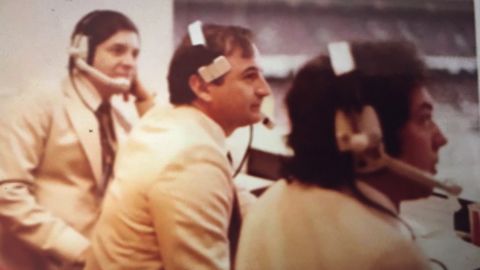 Fernando Von Rossum con Víctor Serrato (izq.) y Jorge Berry (der.) transmitiendo un partido en la década de los 70.