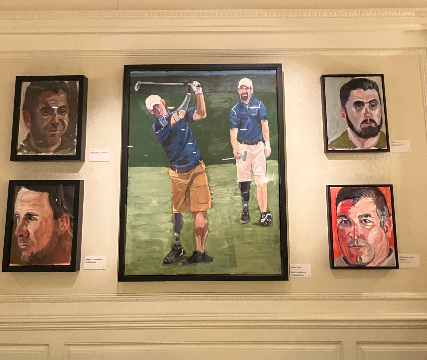 Los retratos de veteranos pintados por el expresidente George Bush que se exhiben en EPCOT.