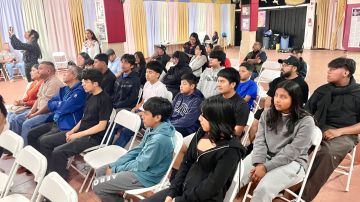 Jóvenes participan en un foro sobre los delitos de odio en la escuela Maqueos Music Academic.