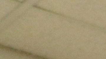 Sergio Aloma (atrás), asistente del alguacil del connado de Los Angeles observa al recluso latino leer un cuento que seria grabado con su voz para su hijo, como regalo en el Día del Padre.