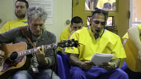 Detenidos en la Cárcel de Hombres en LA practican sus habilidades artísticas.