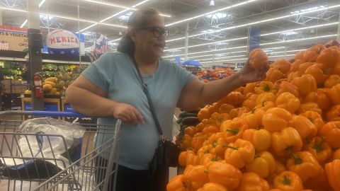 “¿A dónde vamos a parar?“:  Rosa María Vargas,  quien debió comprar pimientos morrones verdes porque los anaranjados estaban muy caros.