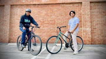 Los estudiantes Oswaldo Cruz (i) y Bryan Aguilar dijeron estar muy contentos con sus bicicletas.