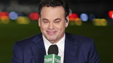 Ciudad de México, 7 de diciembre de 2023. David Faitelson, durante el partido de ida de las Semifinales del torneo Apertura 2023 de la Liga BBVA MX, entre los Pumas de la UNAM y los Tigres de la UANL, celebrado en el estadio Olímpico Universitario. Foto: Imago7/ Rafael Vadillo