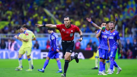 Ciudad de México, 26 de mayo de 2024. Marco Antonio Ortiz Nava, árbitro central marca penal, durante el partido de vuelta de la final del torneo Clausura 2024 de la Liga BBVA MX, entre las Águilas del América y la Máquina Celeste del Cruz Azul, celebrado en el Estadio Azteca. Foto: Imago7/ Eloisa Sánchez