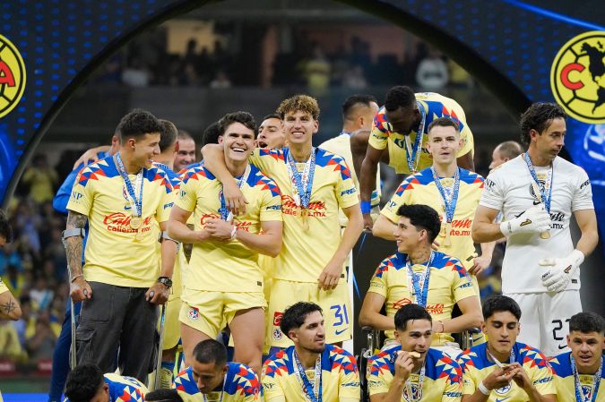 Los jugadores de las Águilas del América durante la celebración tras su coronación como campeón del torneo Clausura 2024.