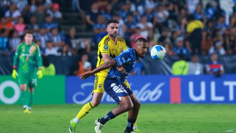 Pachuca, Hidalgo, 1 de junio de 2024. Rudy Camacho y Salomón Rondón, durante la final de la Champions Cup de la CONCACAF 2024, entre los Tuzos del Pachuca y el Columbus Crew, celebrado en el estadio Hidalgo. Foto: Imago7/ Eloisa Sánchez