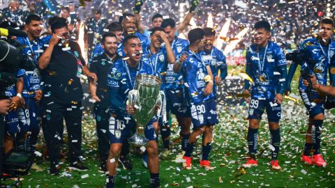 Pachuca, Hidalgo, 1 de junio de 2024. Erick Sánchez con Trofeo de campeones, durante la final de la Champions Cup de la CONCACAF 2024, entre los Tuzos del Pachuca y el Columbus Crew, celebrado en el estadio Hidalgo. Foto: Imago7/ Eloisa Sánchez