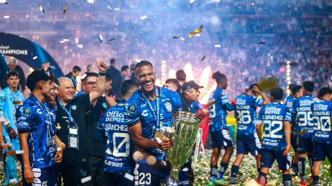 El venezolano Salomón Rondón con trofeo de campeones, durante la final de la Champions Cup de la Concacaf 2024, entre los Tuzos de Pachuca y el Columbus Crew, celebrado en el estadio Hidalgo.