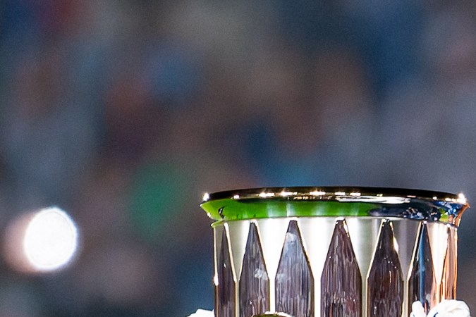 Salomón Rondón y Nelson Deossa celebrando con el trofeo de campeón durante la final de la Champions Cup de la Concacaf 2024 entre los Tuzos del Pachuca y el Columbus Crew, celebrado en el estadio Hidalgo. 