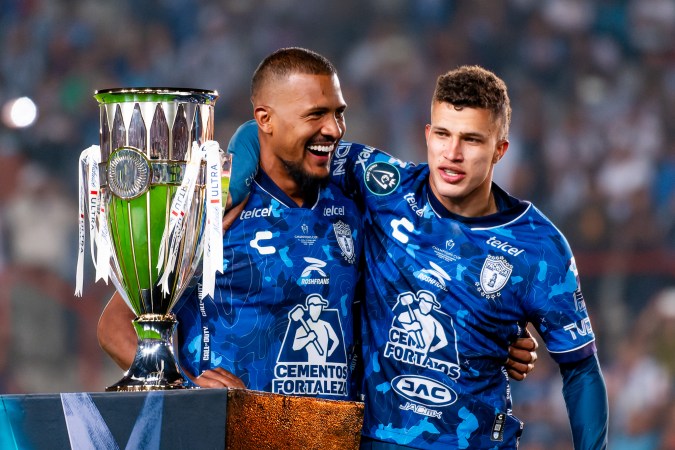 Salomón Rondón y Nelson Deossa celebrando con el trofeo de campeón durante la final de la Champions Cup de la Concacaf 2024 entre los Tuzos del Pachuca y el Columbus Crew, celebrado en el estadio Hidalgo.