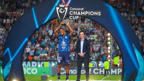 Salomón Rondón recibe el reconocimiento como el MVP del torneo durante la premiación de la Champions Cup de la Concacaf 2024 tras la victoria de los Tuzos del Pachuca sobre el Columbus Crew.