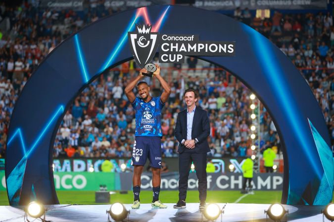 Salomón Rondón recibe el reconocimiento como el MVP del torneo durante la premiación de la Champions Cup de la Concacaf 2024 tras la victoria de los Tuzos del Pachuca sobre el Columbus Crew.